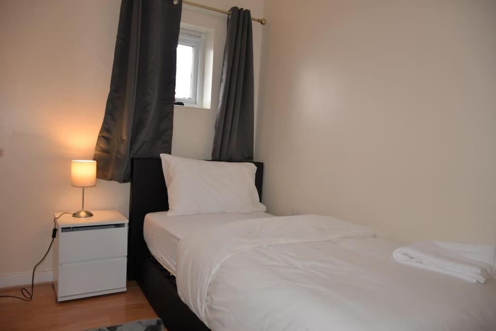 London 4 Bedroom House Exteriör bild