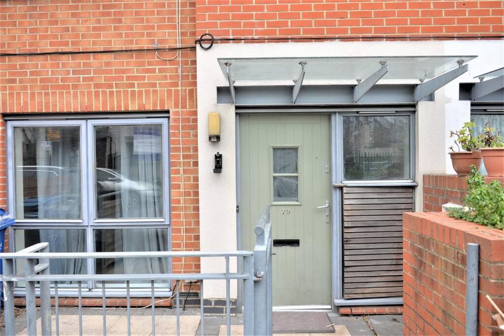 London 4 Bedroom House Exteriör bild